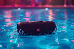 Caixinha de som bluetooth à prova d'água na piscina. Música na praia!
