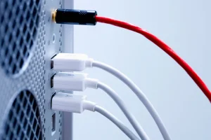 Top 10 dicas para organizar os cabos da sua mesa (setup limpo) Cabos USB conectados. Dicas para organizar cabos do PC e ter um setup limpo.