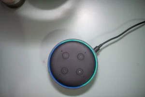 Alexa vs Google Assistente: Echo Dot com luz azul.