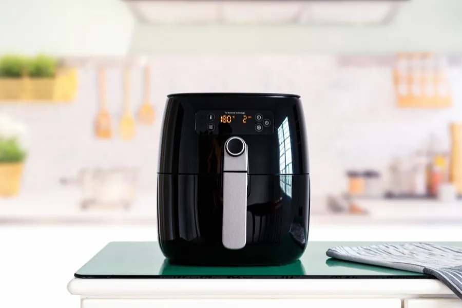 Airfryer preta moderna na cozinha. Evite erros ao usar sua airfryer nova!