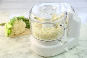 Processador de alimentos picando couve-flor. Receitas criativas.