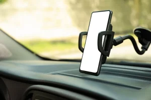 Suporte de celular para carro com ventosa no painel. Celular na vertical.